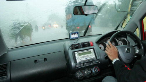 Harus Tahu, Ini Penyebab Kaca Mobil Jadi Buram Saat Hujan Deras