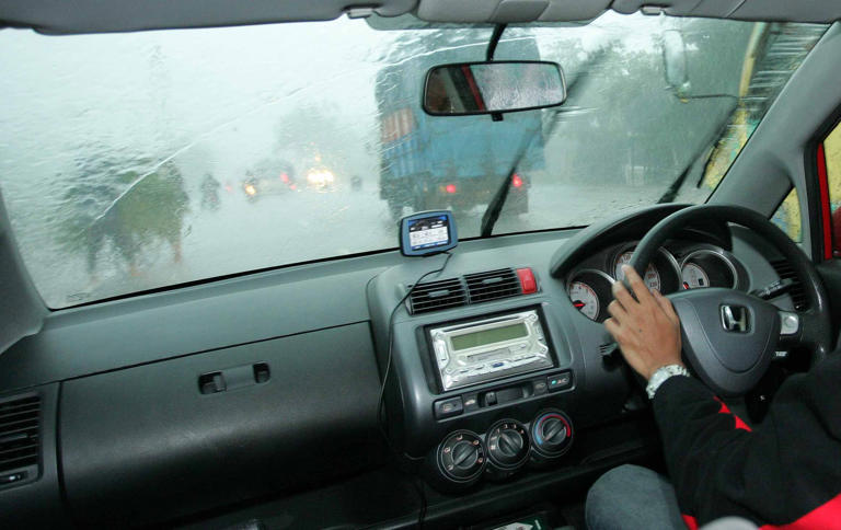 Harus Tahu, Ini Penyebab Kaca Mobil Jadi Buram Saat Hujan Deras